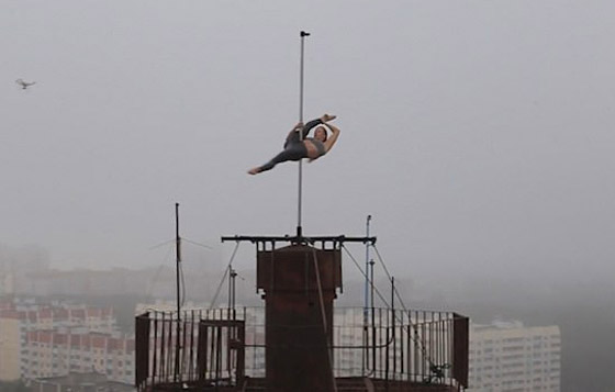 راقصة روسية تستعرض مهاراتها بمجازفة جريئة على قمة برج شاهق! صورة رقم 1