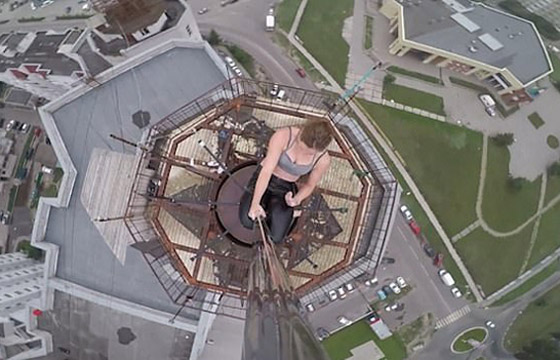 راقصة روسية تستعرض مهاراتها بمجازفة جريئة على قمة برج شاهق! صورة رقم 2