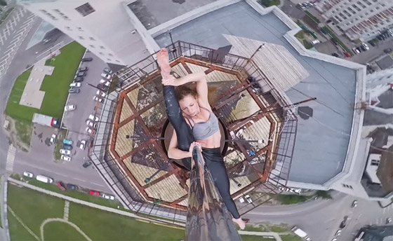 راقصة روسية تستعرض مهاراتها بمجازفة جريئة على قمة برج شاهق! صورة رقم 5