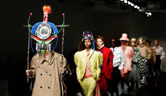 صور: عرض أزياء لتصاميم تثبت على الرأس في أسبوع لندن للموضة صورة رقم 1