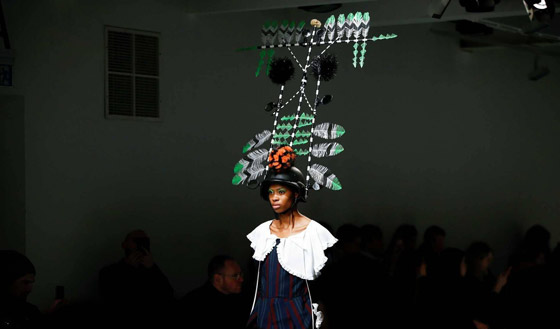 صور: عرض أزياء لتصاميم تثبت على الرأس في أسبوع لندن للموضة صورة رقم 2
