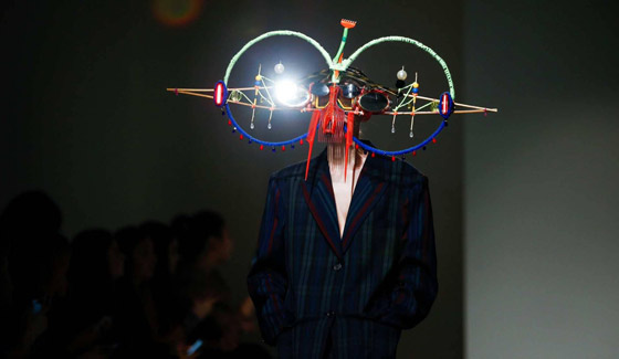 صور: عرض أزياء لتصاميم تثبت على الرأس في أسبوع لندن للموضة صورة رقم 3