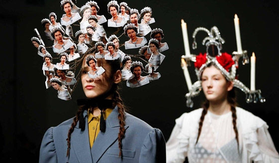 صور: عرض أزياء لتصاميم تثبت على الرأس في أسبوع لندن للموضة صورة رقم 6