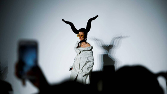 صور: عرض أزياء لتصاميم تثبت على الرأس في أسبوع لندن للموضة صورة رقم 7