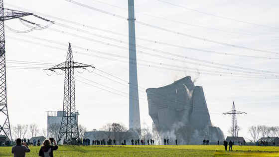 بالصور: تفجير محطة توليد طاقة ألمانية في عرض استثنائي مذهل! صورة رقم 2