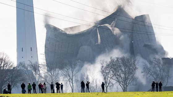 بالصور: تفجير محطة توليد طاقة ألمانية في عرض استثنائي مذهل! صورة رقم 3