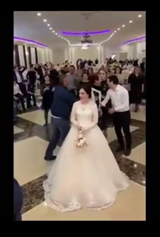  فيديو طريف: عراك بين فتاتَيْن على باقة زهور العروس صورة رقم 1
