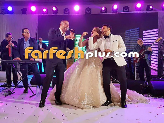  فيديو وصور عمرو دياب يرقص مع عروسين فازا بمسابقة (فرحنا بالهضبة) صورة رقم 2