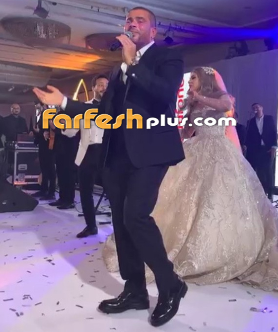  فيديو وصور عمرو دياب يرقص مع عروسين فازا بمسابقة (فرحنا بالهضبة) صورة رقم 3