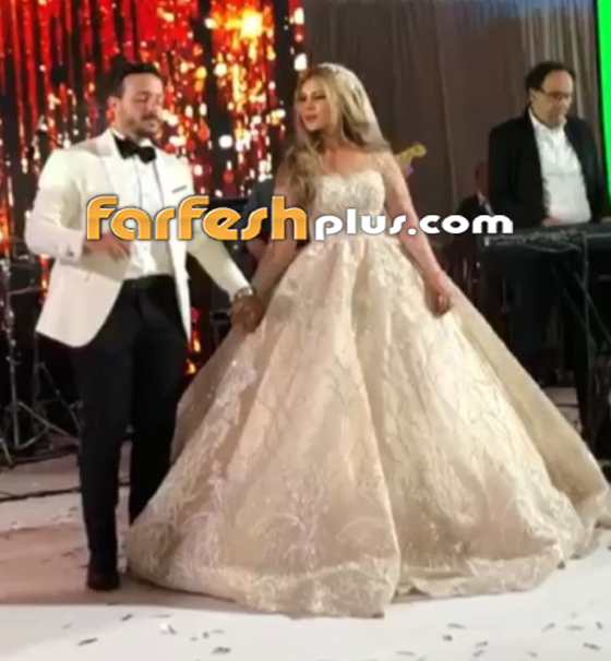  فيديو وصور عمرو دياب يرقص مع عروسين فازا بمسابقة (فرحنا بالهضبة) صورة رقم 4