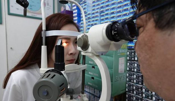 فيديو وصور: سيدة تصاب بـ500 ثقب في قرنية عينها بسبب الموبايل صورة رقم 3