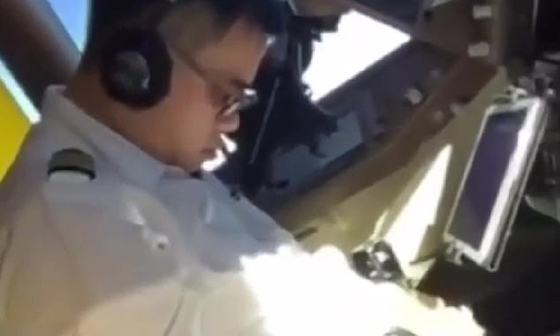 فيديو صادم.: طيار صيني يغط في نوم عميق اثناء الرحلة.. والمساعد يفضحه! صورة رقم 2