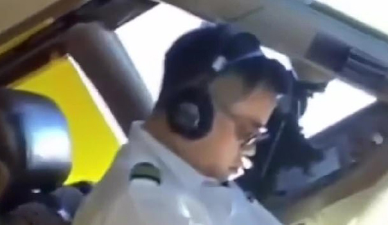 فيديو صادم.: طيار صيني يغط في نوم عميق اثناء الرحلة.. والمساعد يفضحه! صورة رقم 3
