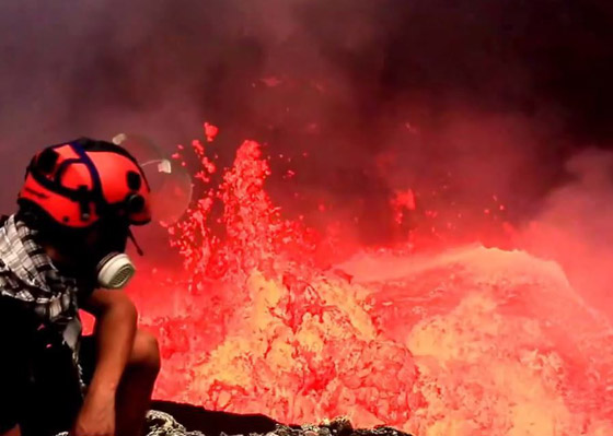 بريطاني متهور يتحدى الحرارة والخطر ويقوم بألعاب بهلوانية فوق بركان نشط! صورة رقم 8