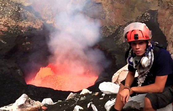 بريطاني متهور يتحدى الحرارة والخطر ويقوم بألعاب بهلوانية فوق بركان نشط! صورة رقم 9