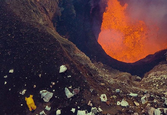 بريطاني متهور يتحدى الحرارة والخطر ويقوم بألعاب بهلوانية فوق بركان نشط! صورة رقم 13