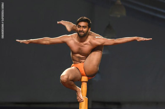 بالفيديو والصور.. الهند تستضيف أول بطولة لرياضة اليوغا على العمود صورة رقم 1