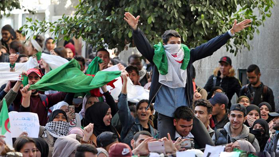 فيديو يثير الغموض حول موقف الرئيس الجزائري..  أين بوتفليقة؟ صورة رقم 6