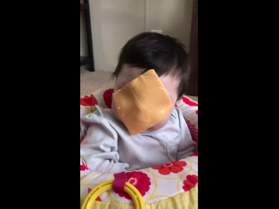 بالفيديو:آخر التحديات الجنونية..  رمي شرائح الجبنة على وجوه الأطفال صورة رقم 3