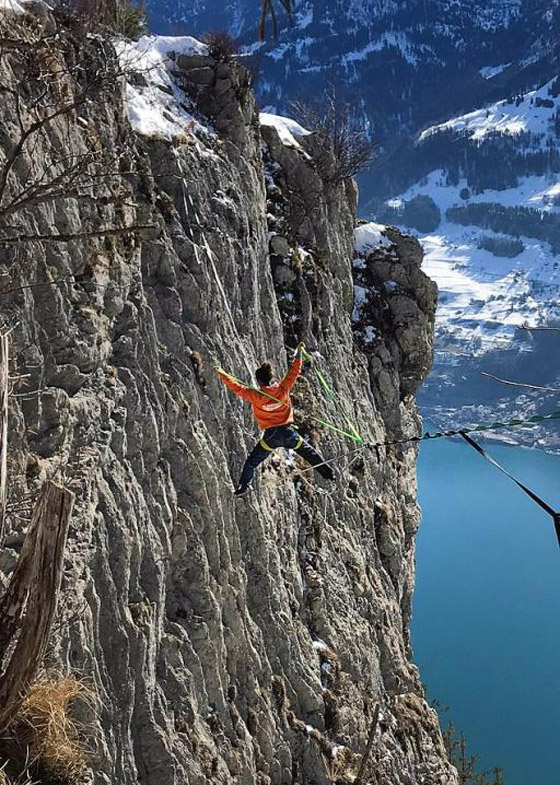 رياضي يقوم بألعاب أكروباتية مرعبة على ارتفاع شاهق فوق بحيرة سويسرية صورة رقم 2