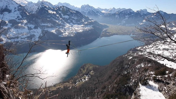 رياضي يقوم بألعاب أكروباتية مرعبة على ارتفاع شاهق فوق بحيرة سويسرية صورة رقم 3
