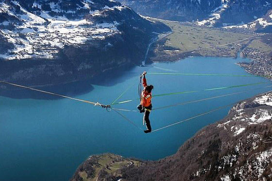 رياضي يقوم بألعاب أكروباتية مرعبة على ارتفاع شاهق فوق بحيرة سويسرية صورة رقم 6