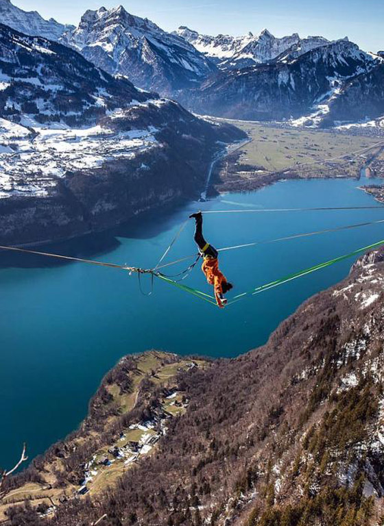 رياضي يقوم بألعاب أكروباتية مرعبة على ارتفاع شاهق فوق بحيرة سويسرية صورة رقم 7