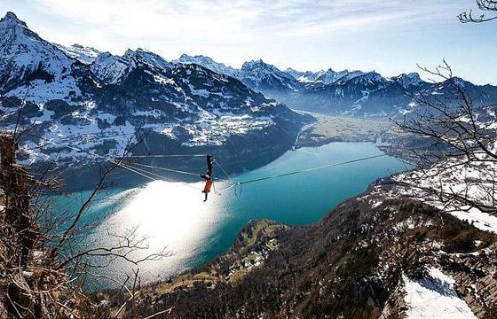 رياضي يقوم بألعاب أكروباتية مرعبة على ارتفاع شاهق فوق بحيرة سويسرية صورة رقم 8