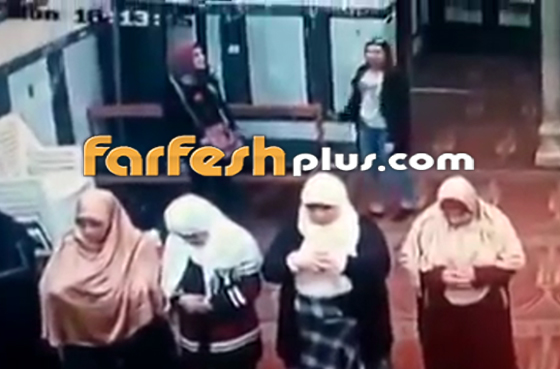 بالفيديو: حادثة غريبة في مصر: فتاتان تسرقان شنطة سيدة مسنة في مسجد! صورة رقم 1