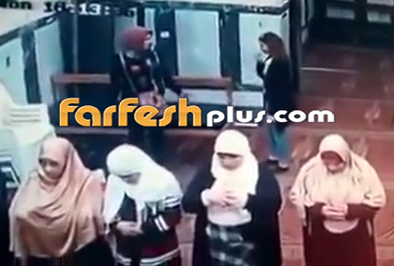 بالفيديو: حادثة غريبة في مصر: فتاتان تسرقان شنطة سيدة مسنة في مسجد! صورة رقم 2
