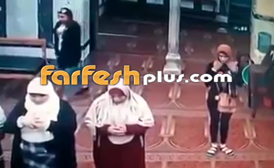بالفيديو: حادثة غريبة في مصر: فتاتان تسرقان شنطة سيدة مسنة في مسجد! صورة رقم 3