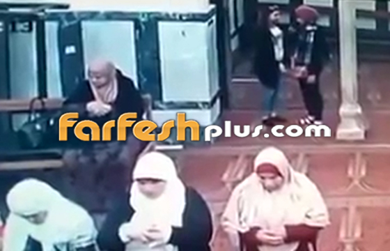 بالفيديو: حادثة غريبة في مصر: فتاتان تسرقان شنطة سيدة مسنة في مسجد! صورة رقم 4