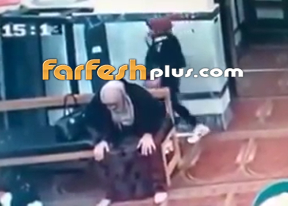 بالفيديو: حادثة غريبة في مصر: فتاتان تسرقان شنطة سيدة مسنة في مسجد! صورة رقم 5