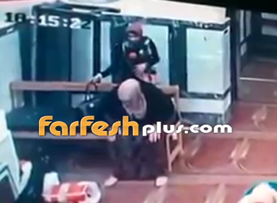 بالفيديو: حادثة غريبة في مصر: فتاتان تسرقان شنطة سيدة مسنة في مسجد! صورة رقم 6