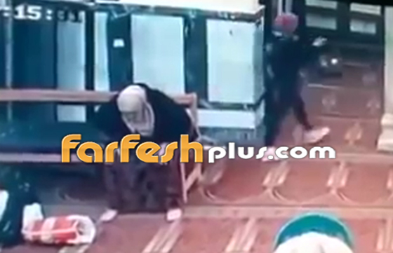 بالفيديو: حادثة غريبة في مصر: فتاتان تسرقان شنطة سيدة مسنة في مسجد! صورة رقم 8