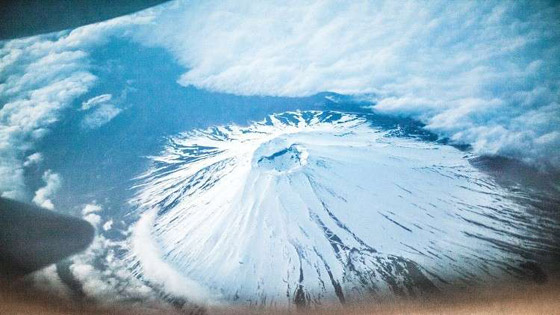 فيديو مذهل: طبق طائر.. فوق جبل فوجي في اليابان صورة رقم 2
