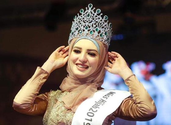 بالفيديو والصور صحفية مصرية تفوز بتاج ملكة جمال المحجبات صورة رقم 1