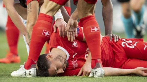 لاعب كرة قدم جورجي ينقذ حياة سويسري ابتلع لسانه في مباراة صورة رقم 1