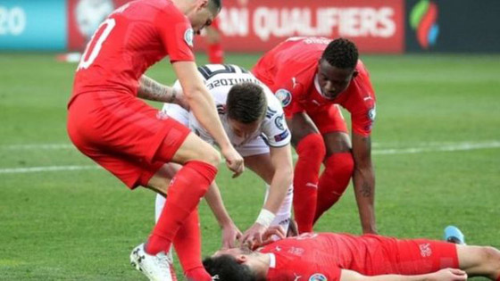 لاعب كرة قدم جورجي ينقذ حياة سويسري ابتلع لسانه في مباراة صورة رقم 2