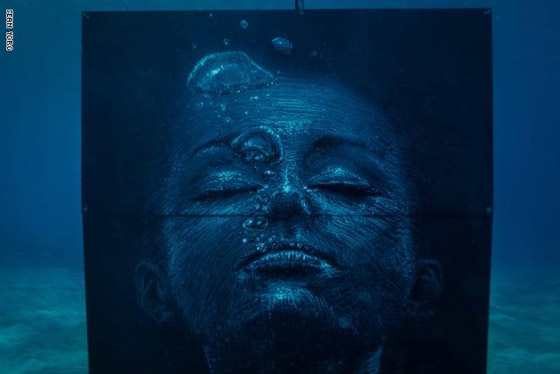 بالفيديو والصور: تعرفوا إلى الفنان الذي اختار الرسم تحت الماء دون أدوات الأكسجين صورة رقم 4
