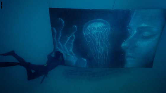 بالفيديو والصور: تعرفوا إلى الفنان الذي اختار الرسم تحت الماء دون أدوات الأكسجين صورة رقم 7