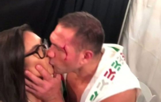 إيقاف كوبرا الوزن الثقيل في الملاكمة بعد تقبيله مراسلة صحفية.. فيديو وصور صورة رقم 1