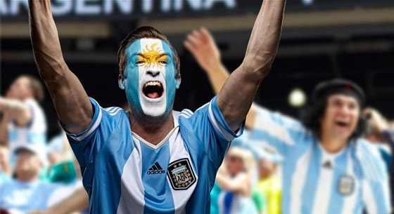 فيديو وصور: أرجنتيني يحتفل مع جمجمة جده بعد فوز فريقه باللقب صورة رقم 4