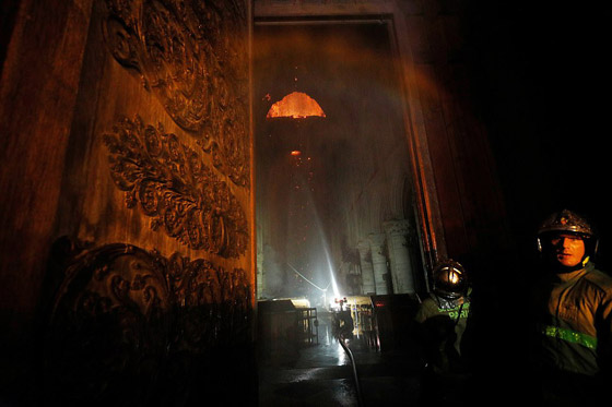 باريس: حريق يلتهم كاتدرائية نوتردام وزوج سلمى حايك يتبرع بـ113 مليون يورو صورة رقم 8