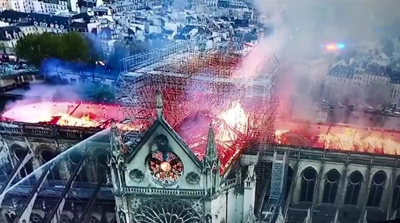 باريس: حريق يلتهم كاتدرائية نوتردام وزوج سلمى حايك يتبرع بـ113 مليون يورو صورة رقم 12