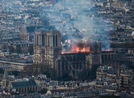باريس: حريق يلتهم كاتدرائية نوتردام وزوج سلمى حايك يتبرع بـ113 مليون يورو صورة رقم 14