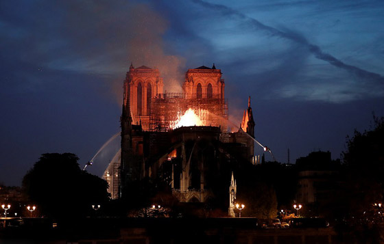 باريس: حريق يلتهم كاتدرائية نوتردام وزوج سلمى حايك يتبرع بـ113 مليون يورو صورة رقم 16