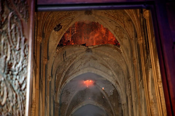 باريس: حريق يلتهم كاتدرائية نوتردام وزوج سلمى حايك يتبرع بـ113 مليون يورو صورة رقم 17
