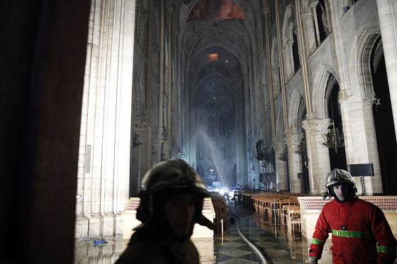باريس: حريق يلتهم كاتدرائية نوتردام وزوج سلمى حايك يتبرع بـ113 مليون يورو صورة رقم 18