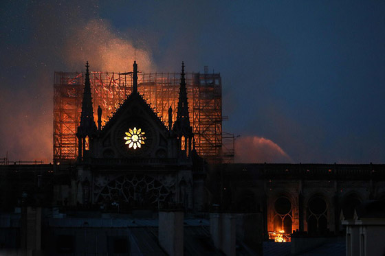 باريس: حريق يلتهم كاتدرائية نوتردام وزوج سلمى حايك يتبرع بـ113 مليون يورو صورة رقم 19